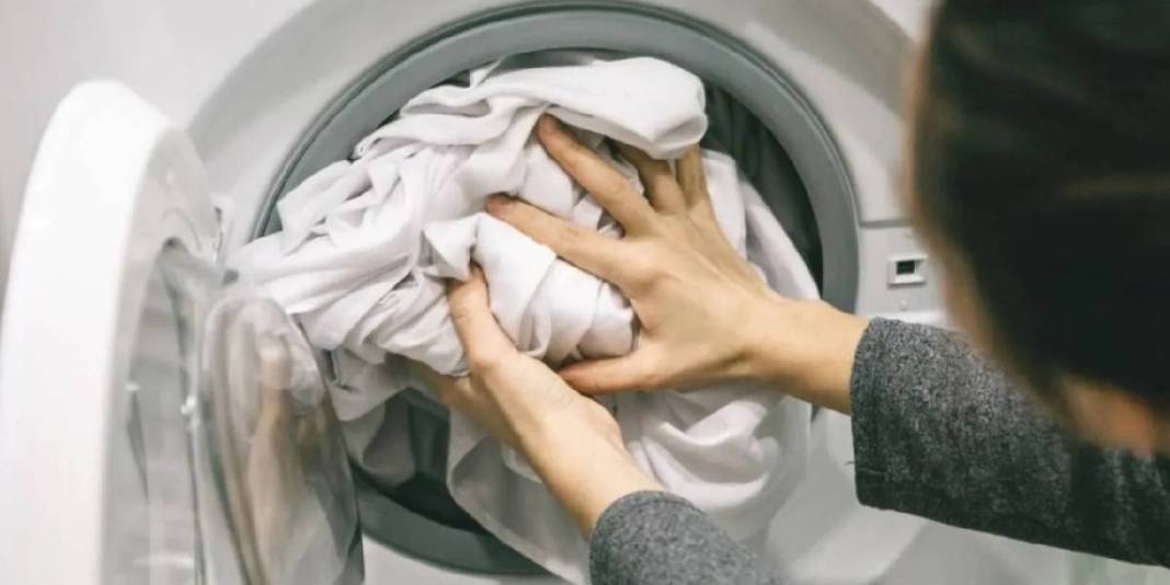 Solmuş kıyafetlerinizi çöpe atmak yerine yenileyin! Sihirli bir dokunuş yetiyor: 2 malzemeyle yepyeni görünüyor 7